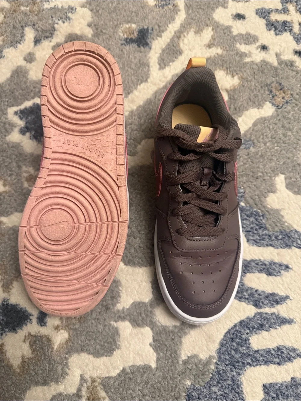 Nike Brown Low-Top Sneakers with Pink Accents, big kids 6.5